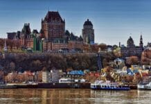 Ugoda w Quebecu: sąd zatwierdził 31,5 mln dolarów dla ofiar nadużyć w diecezji Panorama miasta Quebec od strony Rzeki Świętego Wawrzyńca: Château Frontenac na skale, poniżej Dolne Miasto i promy przy nabrzeżu