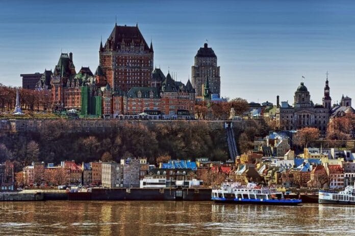 landscape-sea-skyline-town-city-river-769961-pxhere.com_ Panorama miasta Quebec od strony Rzeki Świętego Wawrzyńca: Château Frontenac na skale, poniżej Dolne Miasto i promy przy nabrzeżu
