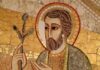 Sanktuarium w Lourdes zakryje mozaiki Marka Rupnika przed wizytą papieża Leona XIV Mozaika brodatego świętego z aureolą, trzymającego rozkwitłą gałązkę, na złotym tle — zdjęcie ilustracyjne, nie z sanktuarium w Lourdes