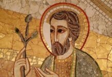 Sanktuarium w Lourdes zakryje mozaiki Marka Rupnika przed wizytą papieża Leona XIV Mozaika brodatego świętego z aureolą, trzymającego rozkwitłą gałązkę, na złotym tle — zdjęcie ilustracyjne, nie z sanktuarium w Lourdes