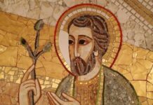 Leon XIV kazał usunąć mozaiki Rupnika z mediów Watykanu, mówi biskup Lourdes Detal mozaiki sakralnej: brodaty święty z czerwono-złotą aureolą trzyma rozkwitłą laskę, w tle złote kostki mozaikowe. Zdjęcie ilustracyjne.