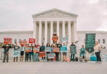 Abp Coakley potępia egzekucję i sprzeciwia się karze śmierci w Oklahomie Demonstranci z transparentami przeciw karze śmierci przed budynkiem Sądu Najwyższego USA