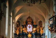 Kraków: komisja „Wysłuchanie i wyjaśnienie” zbada nadużycia wobec dorosłych Barokowy ołtarz główny z pozłacanymi rzeźbami i obrazem w kościele opactwa benedyktynów w Tyńcu w Krakowie. Zdjęcie ilustracyjne.