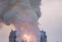 Francuskie kościoły w obliczu nowej fali pożarów, kradzieży i aktów wandalizmu Katedra Notre-Dame w Paryżu w płomieniach — kłęby dymu unoszą się nad gotycką świątynią otoczoną rusztowaniami podczas pożaru