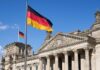 Program AfD wobec Kościoła w Saksonii-Anhalt budzi obawy o usługi społeczne Flaga Niemiec powiewa przed budynkiem Reichstagu w Berlinie z napisem „Dem Deutschen Volke” na fasadzie