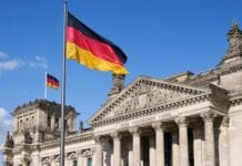 Program AfD wobec Kościoła w Saksonii-Anhalt budzi obawy o usługi społeczne Flaga Niemiec powiewa przed budynkiem Reichstagu w Berlinie z napisem „Dem Deutschen Volke” na fasadzie