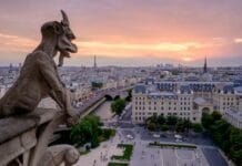 Nie ma diabła w Księdze Rodzaju? Egzorcyści kontra dodatek L’Osservatore Romano Rzeźba gargulca spoglądająca na panoramę Paryża w pobliżu Notre-Dame o zachodzie słońca