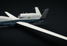 Autonomiczna broń: Kościół broni ludzkiego sumienia w decyzjach o życiu i śmierci Bezzałogowy wojskowy dron rozpoznawczy o smukłym kadłubie, długich wąskich skrzydłach i ogonie w kształcie V, z oznaczeniem Sił Zbrojnych USA, na ciemnym tle.