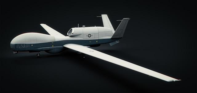 sergey-koznov-FPwcLXtBvoY-unsplash Bezzałogowy wojskowy dron rozpoznawczy o smukłym kadłubie, długich wąskich skrzydłach i ogonie w kształcie V, z oznaczeniem Sił Zbrojnych USA, na ciemnym tle.