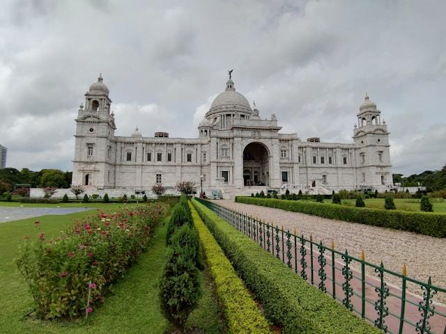 shawan-banerjee-xxEwXpmwb30-unsplash Victoria Memorial Hall w Kolkacie, marmurowy zabytek z kopułą, w stanie Bengal Zachodni w Indiach