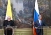 Dyplomacja Watykanu w Moskwie: oficjalne pochwały, propagandowe ataki Abp Paul Richard Gallagher i Siergiej Ławrow przy mównicach na konferencji prasowej w Moskwie, w tle flagi Watykanu i Rosji.