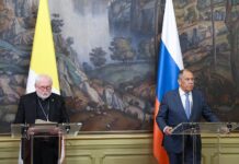 Dyplomacja Watykanu w Moskwie: oficjalne pochwały, propagandowe ataki Abp Paul Richard Gallagher i Siergiej Ławrow przy mównicach na konferencji prasowej w Moskwie, w tle flagi Watykanu i Rosji.