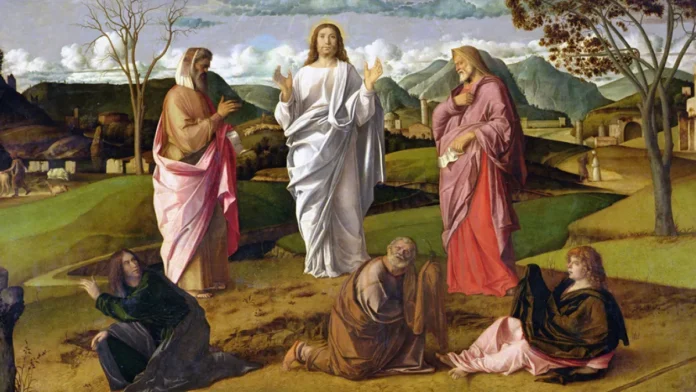 web3-jesus-transfiguration-wikipedia Przemienienie Pańskie: Chrystus w białej szacie z uniesionymi rękami stoi między Mojżeszem a Eliaszem, a trzej apostołowie padają na ziemię.
