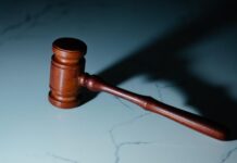 Sędzia chroni katolickie siostry przed nowojorską ustawą o wspomaganym samobójstwie Drewniany młotek sędziowski leżący na jasnej, marmurowej powierzchni i rzucający wyraźny cień — symboliczne zdjęcie ilustracyjne