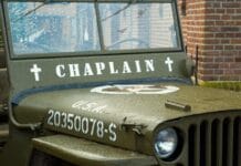 Kapelani wojskowi pod presją: kanadyjska armia ogranicza modlitwy na uroczystościach Zabytkowy wojskowy jeep w kolorze khaki z białym napisem „CHAPLAIN” i dwoma krzyżami na masce, symbol kapelana wojskowego