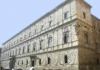 Leon XIV cofa watykańskie cięcia płac — wyraźna zmiana w myśleniu o finansach Renesansowa fasada Pałacu Kancelarii (Palazzo della Cancelleria) w Rzymie, siedziby urzędów Kurii Rzymskiej, z herbem papieskim na narożniku budynku.