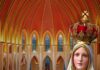 Fatima: wielka obietnica Serca Maryi dla tych, którzy zachowują pierwsze soboty miesiąca Figura Matki Bożej Fatimskiej w koronie, z różańcem i Niepokalanym Sercem w cierniach, na tle wnętrza neogotyckiego kościoła podczas Mszy świętej