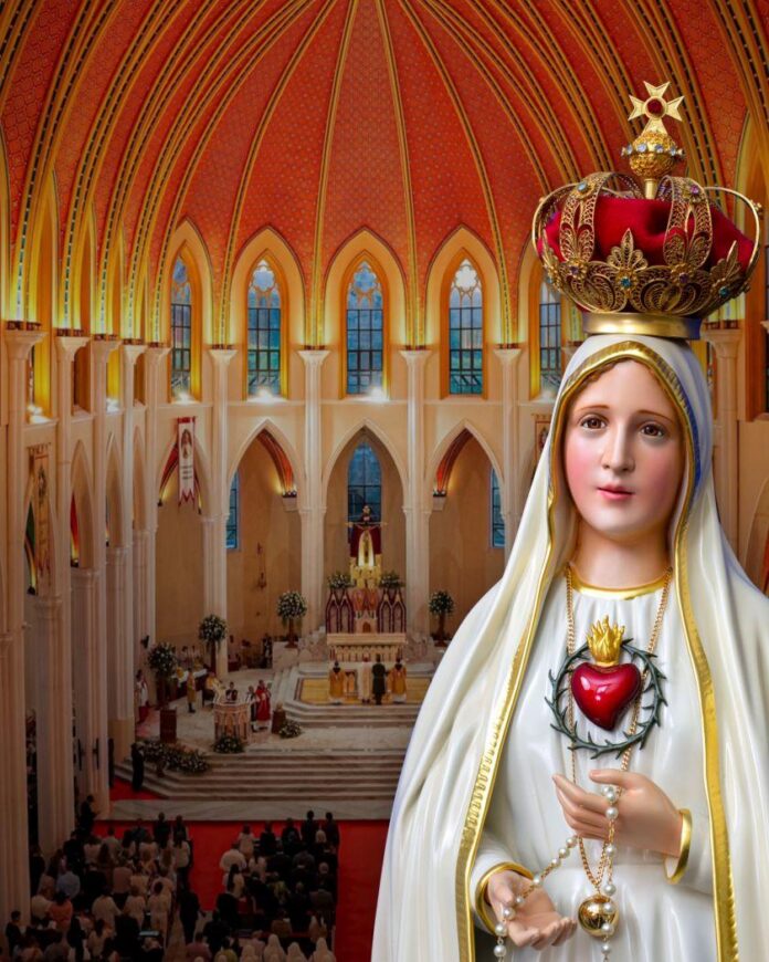 Figura Matki Bożej Fatimskiej w koronie, z różańcem i Niepokalanym Sercem w cierniach, na tle wnętrza neogotyckiego kościoła podczas Mszy świętej