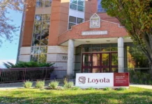 Loyola High School wybiera misję zamiast dotacji państwowych Quebecu Wejście do Loyola High School w Montrealu z tablicą L'École Jésuite de Montréal / The Jesuit School