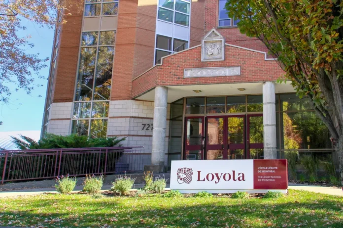 2026-09-15-LoyolaHighSchoolMontreal Wejście do Loyola High School w Montrealu z tablicą L'École Jésuite de Montréal / The Jesuit School