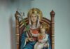 Rekordowa frekwencja na pielgrzymce Latin Mass Society z Ely do Walsingham Polichromowana figura Matki Bożej z Walsingham: ukoronowana Maryja na drewnianym tronie trzyma lilię i ukoronowane Dzieciątko Jezus z księgą.