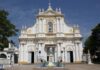 Jubileusz w Pondicherry: 250 lat dziedzictwa Misji Zagranicznych w Paryżu Biało-złota barokowa fasada katedry Niepokalanego Poczęcia w Pondicherry, z figurą Matki Bożej w niszy i posągiem na pustym dziedzińcu; zdjęcie archiwalne.