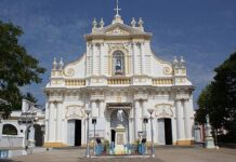 Jubileusz w Pondicherry: 250 lat dziedzictwa Misji Zagranicznych w Paryżu Biało-złota barokowa fasada katedry Niepokalanego Poczęcia w Pondicherry, z figurą Matki Bożej w niszy i posągiem na pustym dziedzińcu; zdjęcie archiwalne.