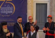Szpital św. Ludwika w Jerozolimie: 175 lat opieki ponad podziałami religijnymi Siostra zakonna i mężczyzna kroją tort przed banerem 175-lecia Szpitala św. Ludwika w Jerozolimie; obok prawosławny patriarcha i dwaj kardynałowie.