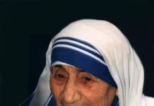 Matka Teresa z Kalkuty: życie oddane najuboższym z ubogich Matka Teresa z Kalkuty — uśmiechnięta starsza zakonnica w białym sari z niebieskimi paskami i drewnianym krzyżykiem; portret archiwalny z 1995 roku.