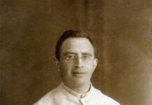 Bł. Eustachy van Lieshout czynił cuda bez liku — potem kazano mu żyć w ukryciu Sepiowy portret atelierowy bł. Eustachego van Lieshouta: kapłan w okularach, w białej pelerynie z haftowanym emblematem, siedzi w fotelu