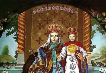 Legion Maryi w Hongkongu świętuje 105 lat wiary, służby i maryjnego oddania Obraz Matki Bożej Chińskiej: ukoronowana Maryja na tronie w błękitno-złotej szacie, z berłem, obok ukoronowane Dzieciątko Jezus, po bokach białe lilie.