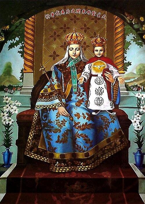 OUR_LADY_OF_CHINA Obraz Matki Bożej Chińskiej: ukoronowana Maryja na tronie w błękitno-złotej szacie, z berłem, obok ukoronowane Dzieciątko Jezus, po bokach białe lilie.