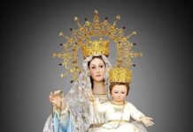 Katedra Matki Bożej Arabskiej: żywa więź katolików Bahrajnu z męczennikami Kościoła Polichromowana figura Matki Bożej Arabskiej z Dzieciątkiem Jezus na tronie, oboje w złotych koronach, Maryja z różańcem, u stóp dwaj aniołkowie.