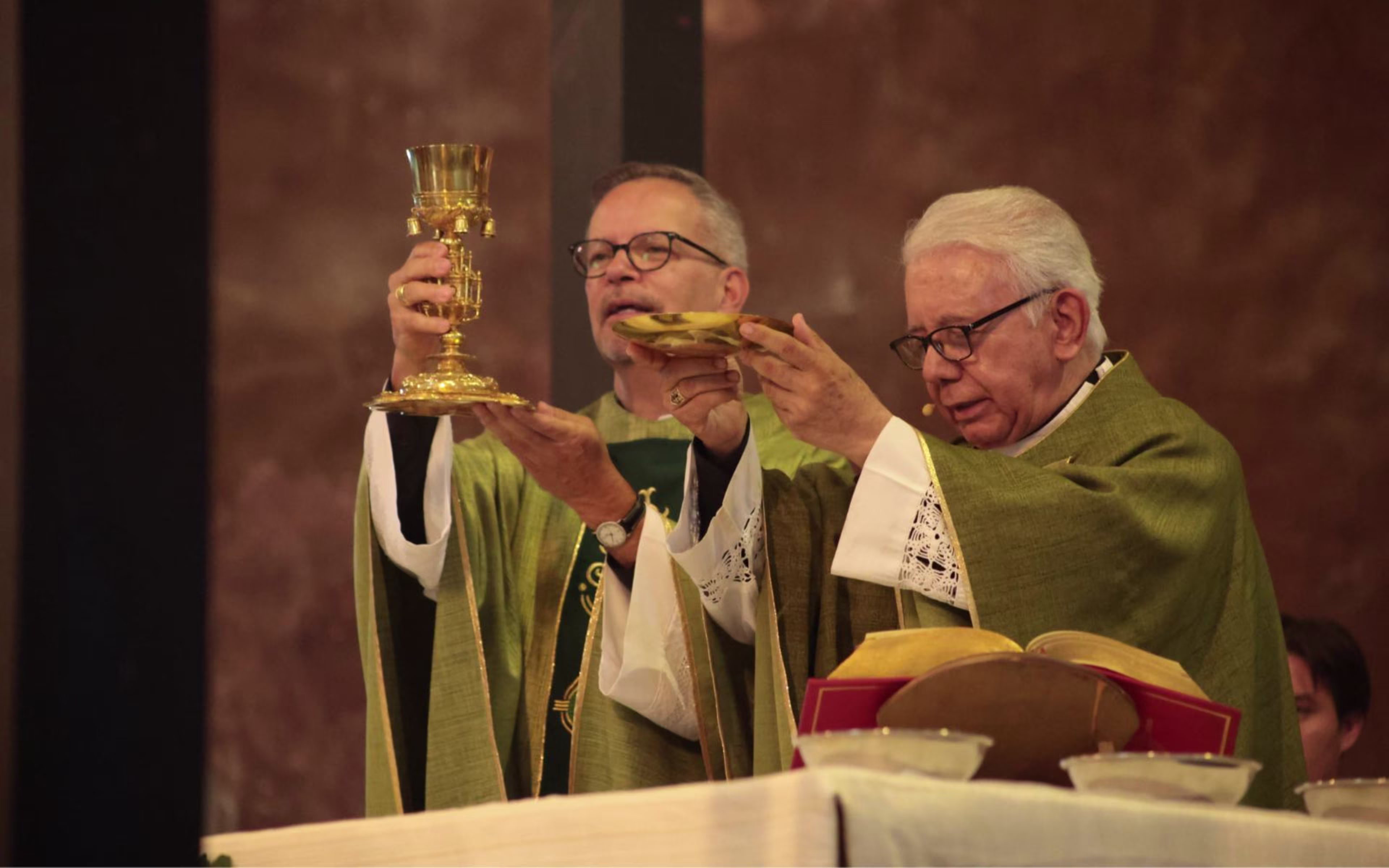 Biskupi Ameryki Północnej wzywają do wspólnego głosu w sprawie migracji Bp Ramón Castro Castro (z prawej) i bp Pierre Goudreault unoszą kielich i patenę podczas Mszy w katedrze w Cuernavace, 30 sierpnia 2026 r.
