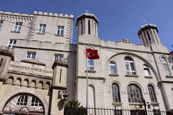 Syriac_Catholic_Church_in_Istanbul Kamienna fasada syryjskokatolickiego wikariatu patriarszego w Stambule, przy wejściu powiewa turecka flaga