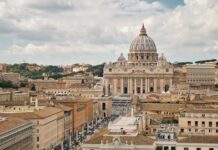 Watykański szczyt o Amoris laetitia coraz bliżej – pytania o agendę i uczestników Bazylika św. Piotra i dachy Rzymu widziane z góry, w tle kopuła i Via della Conciliazione — zdjęcie ilustracyjne, nie z opisywanego spotkania