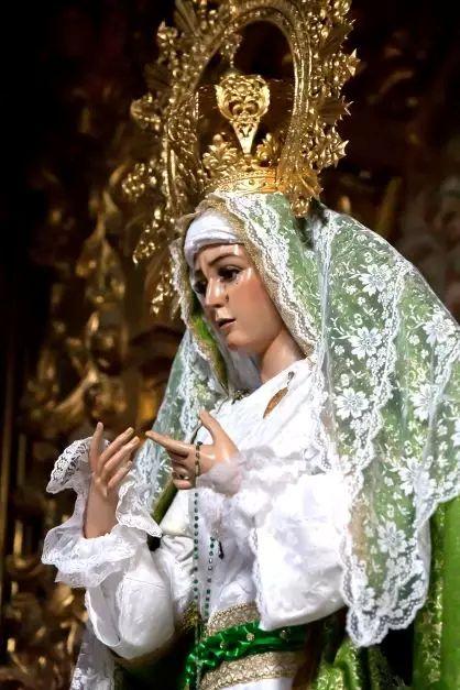Virgen-de-la-Esperanza-2-1 Figura Matki Bożej ze łzą na policzku, z dłońmi złożonymi do modlitwy, w białej szacie i koronkowej mantyli, ze złotą koroną (Virgen de la Esperanza)