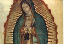 Biskupi USA: tilma z Guadalupe w każdej katedrze do 2031 roku Reprodukcja wizerunku Matki Bożej z Guadalupe z tilmy: Maryja ze złożonymi rękami, w turkusowym płaszczu w złote gwiazdy, na półksiężycu wśród promieni