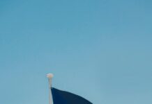 Karmelitanki przeżyły napaść na trasie Juba-Torit w Sudanie Południowym Flaga narodowa Sudanu Południowego na maszcie na tle bezchmurnego nieba — zdjęcie ilustracyjne, nieprzedstawiające opisywanej napaści