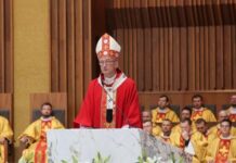 Abp Adrian Galbas do katechetów: odrzućcie niejasność, brońcie jasnego nauczania Abp Adrian Galbas w mitrze i czerwonym ornacie głosi homilię z marmurowej ambony, za nim rzędy koncelebrujących kapłanów w złotych ornatach