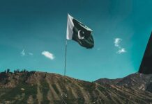 Bluźnierstwo w Pakistanie: apel o rzetelny proces dla chrześcijanina Amira Masiha Flaga Pakistanu na maszcie w górskim krajobrazie, na tle błękitnego nieba. Zdjęcie ilustracyjne — nie przedstawia osób ani miejsc z opisywanej sprawy.