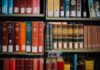Dzień Biblii w Chía unieważniony: kolumbijski sąd powołuje się na neutralność państwa Regały biblioteczne wypełnione komentarzami do Ewangelii św. Jana i księgami teologicznymi w czerwonych, brązowych i niebieskich oprawach
