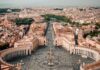Leon XIV o indywidualizmie: odpowiedzią na podziały jest komunia, nie komitety Aerial view of St. Peter's Square with the central obelisk and semicircular colonnades in Vatican City, seen from above.
