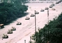 Hongkong: wieloletnie wyroki dla organizatorów czuwań ku pamięci ofiar Tiananmen Kolumna czołgów na alei Chang'an w Pekinie, 5 czerwca 1989 r.; przed pierwszym pojazdem stoi samotny mężczyzna zagradzający kolumnie drogę.