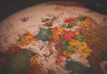 Chrzest fundamentem odnowy. Konferencja o synodalności w Europie kończy obrady Zbliżenie na globus z kontynentem europejskim: kolorowe kraje opisane po niemiecku, m.in. Deutschland, Polen, Italien, Frankreich i Ukraine.