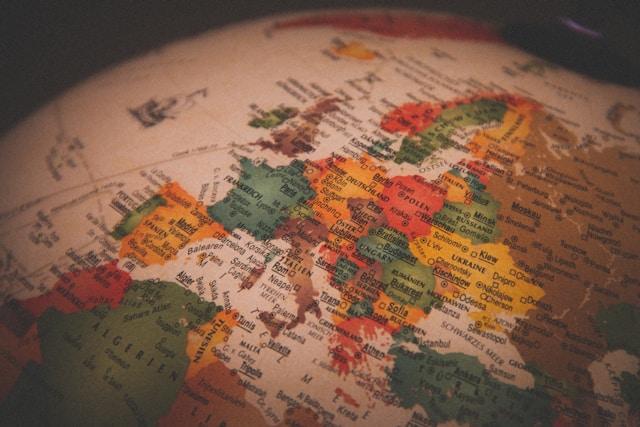 christian-lue-7dEyTJ7-8os-unsplash Zbliżenie na globus z kontynentem europejskim: kolorowe kraje opisane po niemiecku, m.in. Deutschland, Polen, Italien, Frankreich i Ukraine.
