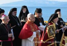 Bartłomiej I: pentarchia i tytuł „Patriarcha Zachodu” drogą do jedności z Rzymem Patriarcha Bartłomiej I i papież Leon XIV modlą się nad brzegiem jeziora w otoczeniu prawosławnych hierarchów i biskupa katolickiego (zdjęcie archiwalne)