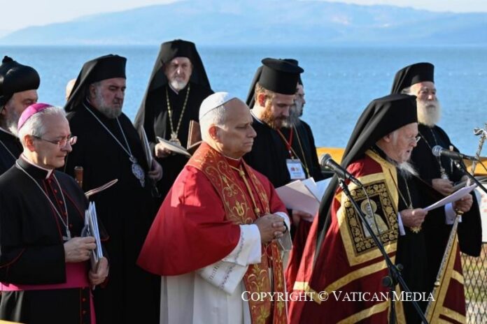 cq5dam.web_.800.800-1-1 Patriarcha Bartłomiej I i papież Leon XIV modlą się nad brzegiem jeziora w otoczeniu prawosławnych hierarchów i biskupa katolickiego (zdjęcie archiwalne)