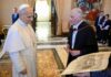 Leon XIV do Oriel College: szukajcie prawdy i brońcie godności człowieka Papież Leon XIV rozmawia z mężczyzną w todze akademickiej, trzymającym dużą rycinę budynku kolegium, podczas audiencji w sali Pałacu Apostolskiego.