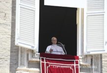 Orędzie Leona XIV do młodzieży w Akrze: nie jesteście straconym pokoleniem Papież Leon XIV przemawia do mikrofonu w otwartym oknie Pałacu Apostolskiego, nad czerwoną kotarą z krzyżem; zdjęcie archiwalne, nie z Akry.